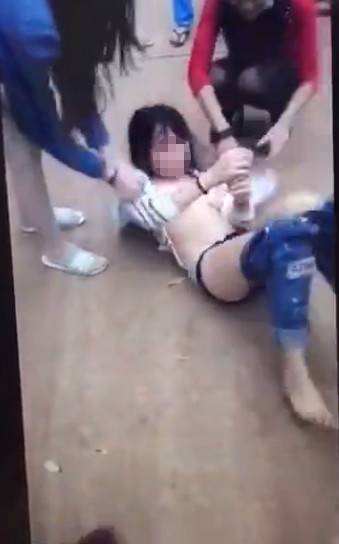 世界上最流氓的视频:海南扒衣少女完整视频(11)(点击浏览下一张趣图)