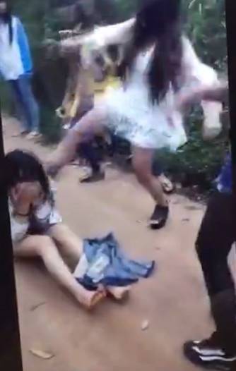 世界上最流氓的视频:海南扒衣少女完整视频(16)(点击浏览下一张趣图)