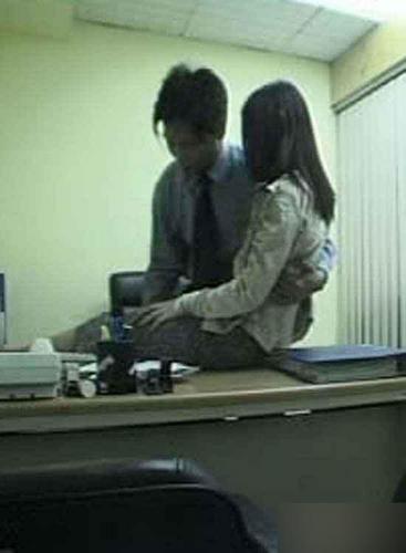 老板把我衣服脱了强吻：强吻视频，亲嘴动态图(3)(点击浏览下一张趣图)