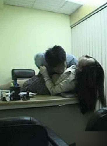 老板把我衣服脱了强吻：强吻视频，亲嘴动态图(10)(点击浏览下一张趣图)
