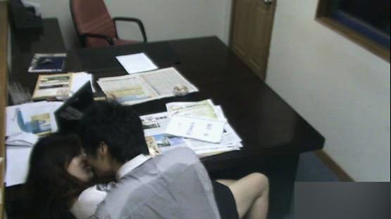 老板把我衣服脱了强吻：强吻视频，亲嘴动态图(12)(点击浏览下一张趣图)