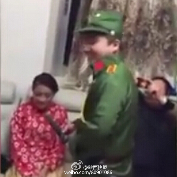 鬼子脱美女衣服强吻图(2)(点击浏览下一张趣图)