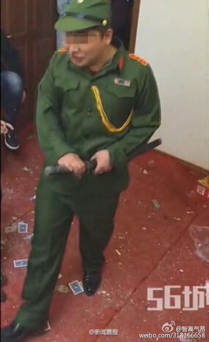 鬼子脱美女衣服强吻图(3)(点击浏览下一张趣图)