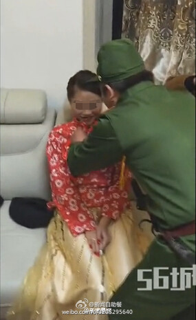 鬼子脱美女衣服强吻图(4)(点击浏览下一张趣图)