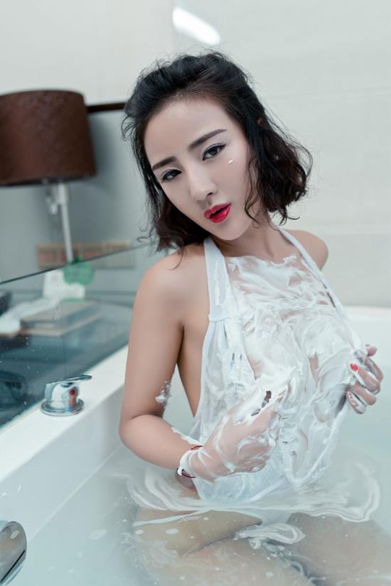国模吧－高清大胆国模美女体艺专业网站：最近国模gmbacc图片欣赏(4)(点击浏览下一张趣图)