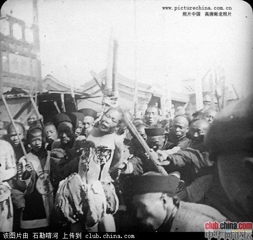 唐赛儿凌迟过程：清末女犯凌迟照片(4)(点击浏览下一张趣图)