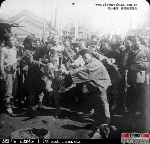 唐赛儿凌迟过程：清末女犯凌迟照片(8)(点击浏览下一张趣图)