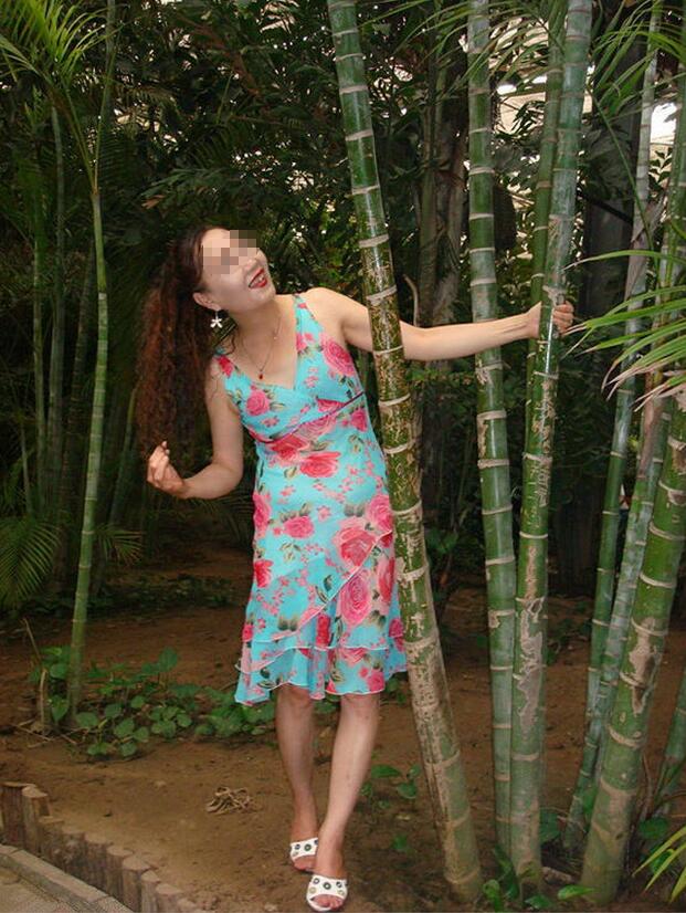 大妈在水源地洗澡图片：五十多岁漂亮大妈照片(3)(点击浏览下一张趣图)
