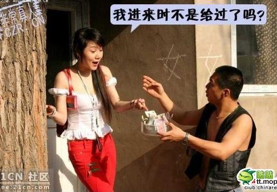 美女上厕所被帅哥摸图：帅哥偷看美女上厕所(3)(点击浏览下一张趣图)