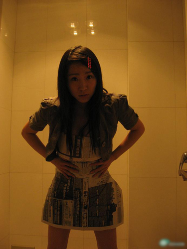 美女上厕所被捅伤下体：美女上厕所没带纸图片(点击浏览下一张趣图)