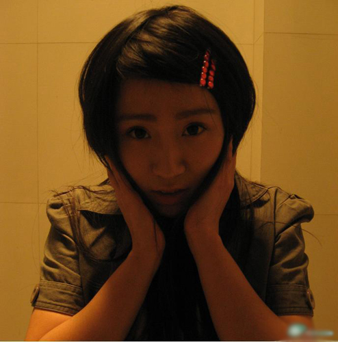 美女上厕所被捅伤下体：美女上厕所没带纸图片(4)(点击浏览下一张趣图)