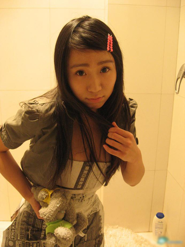 美女上厕所被捅伤下体：美女上厕所没带纸图片(6)(点击浏览下一张趣图)