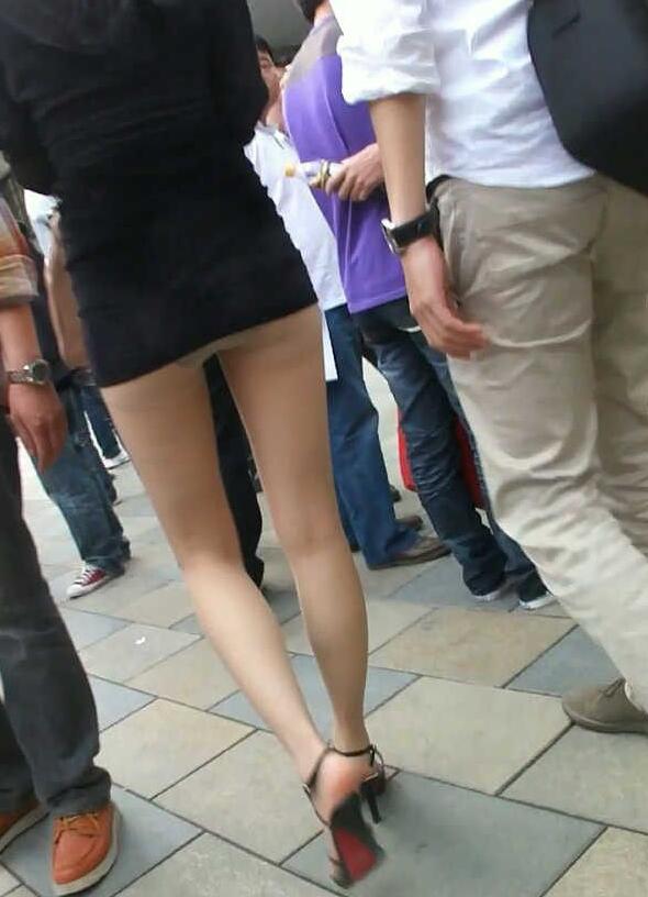 美女的裙子里面的东西图片：女生穿裙子不想穿内裤(2)(点击浏览下一张趣图)