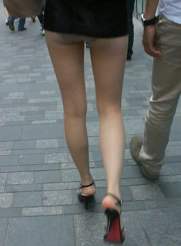 美女的裙子里面的东西图片：女生穿裙子不想穿内裤(6)(点击浏览下一张趣图)