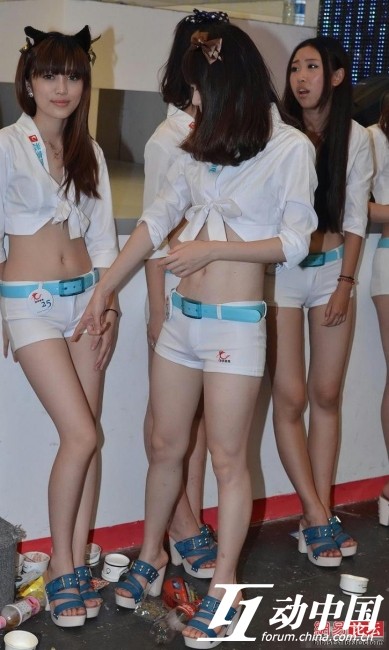 美女凸露下部的尴尬 图片：美女下面流的水(点击浏览下一张趣图)