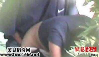 中学生情侣操场内亲热：情侣打野战 少女来不及图片欣赏(2)(点击浏览下一张趣图)