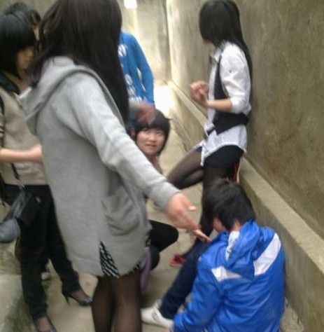 女生给女生下跪磕头图片：给女生磕头叫妈的视频(点击浏览下一张趣图)
