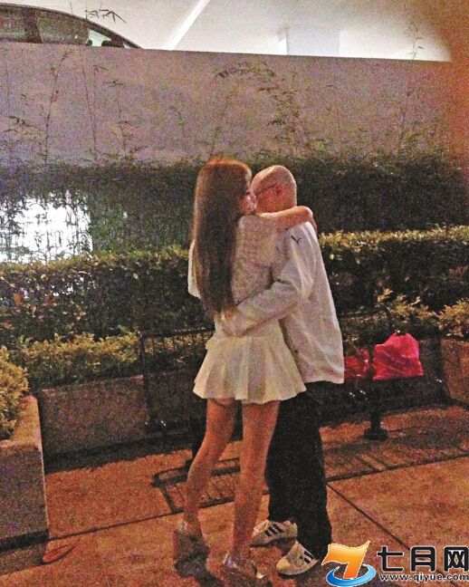 amy此前被爆出不雅视频：艾美琪amy不雅照(2)(点击浏览下一张趣图)