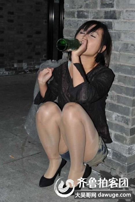 我趁姐姐喝醉脱她衣服:妹妹喝醉了想要图片(点击浏览下一张趣图)