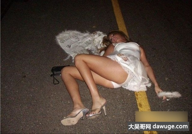 我趁姐姐喝醉脱她衣服:妹妹喝醉了想要图片(4)(点击浏览下一张趣图)