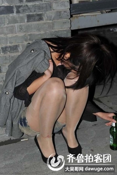 我趁姐姐喝醉脱她衣服:妹妹喝醉了想要图片(8)(点击浏览下一张趣图)