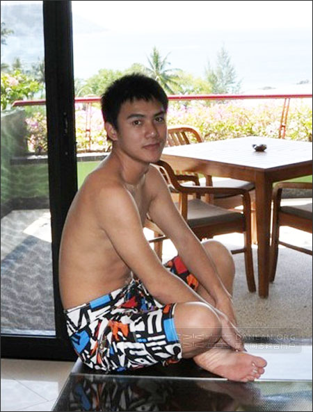 高中男生的遗精后内裤图片：高中男生校裤硬起(2)(点击浏览下一张趣图)