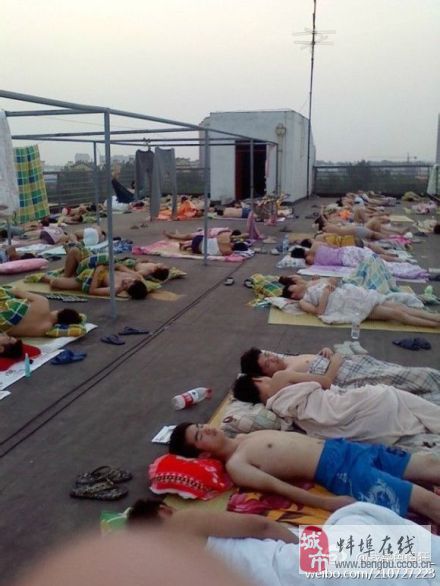 高中男生的遗精后内裤图片：高中男生校裤硬起(5)(点击浏览下一张趣图)