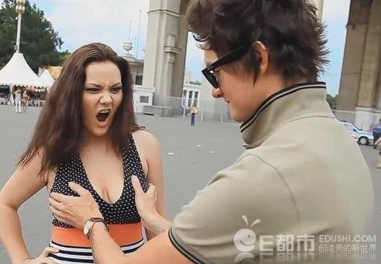 男人摸美女胸的好处(点击浏览下一张趣图)