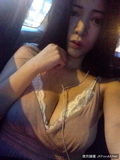 女孩子的胸到底多软图片：解开美女胸衣(点击浏览下一张趣图)