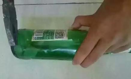 男子啤酒瓶做钻石图片(点击浏览下一张趣图)