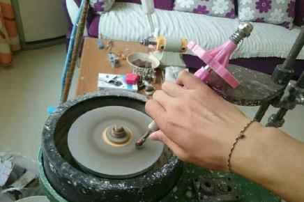 男子啤酒瓶做钻石图片(4)(点击浏览下一张趣图)