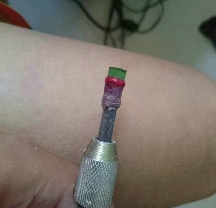 男子啤酒瓶做钻石图片(5)(点击浏览下一张趣图)