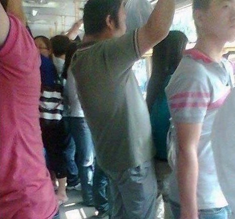 公共汽车上的最新顶臀图片：猥琐男公交女配合顶臀?(4)(点击浏览下一张趣图)