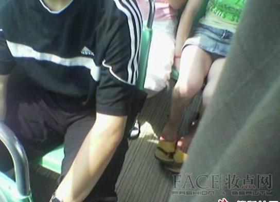公共汽车上的最新顶臀图片：猥琐男公交女配合顶臀?(8)(点击浏览下一张趣图)
