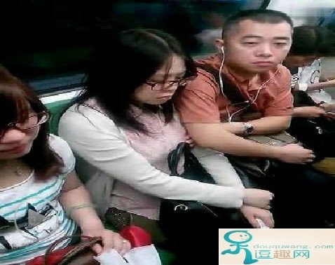 咸猪手狂顶臀配合视频：男子紧贴女乘客图片(点击浏览下一张趣图)