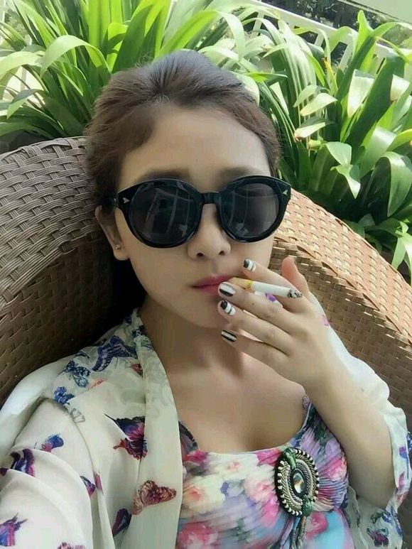 女人抽烟的图片唯美：女人下部抽烟图片大全(6)(点击浏览下一张趣图)