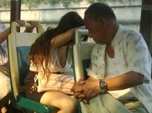 美女忘穿内裤坐公交车：公交车mm没有穿内裤图片(6)(点击浏览下一张趣图)