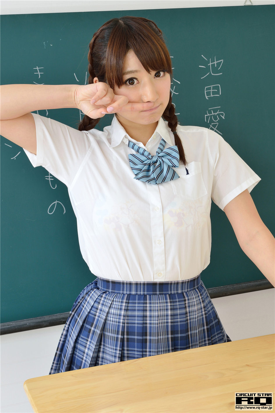 日本六年级小学生图片：玩了一个小学生(点击浏览下一张趣图)