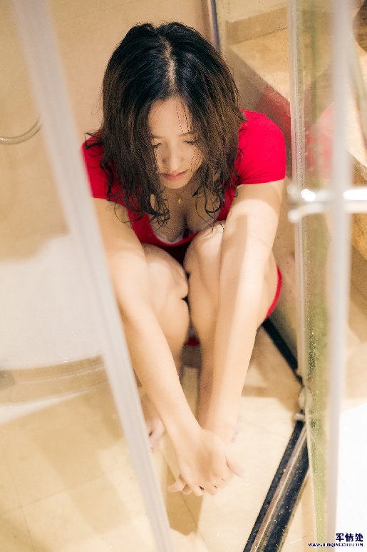 女生洗澡时是什么样子图片：女生身体光着(点击浏览下一张趣图)