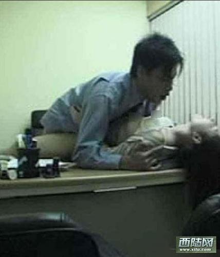 遇到办公室性骚扰图片：办公室上司骚扰视频(5)(点击浏览下一张趣图)