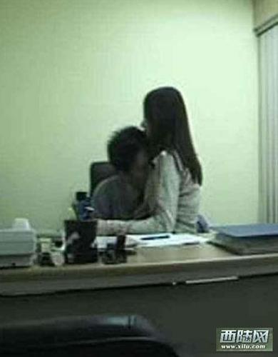 遇到办公室性骚扰图片：办公室上司骚扰视频(7)(点击浏览下一张趣图)