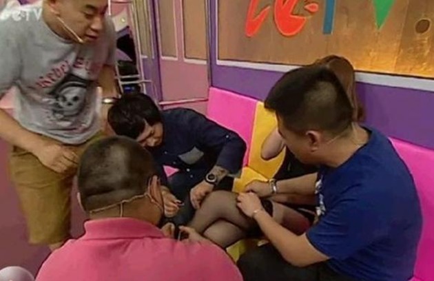 姐妹口活一流互干18p：面试脱丝袜图片(7)(点击浏览下一张趣图)