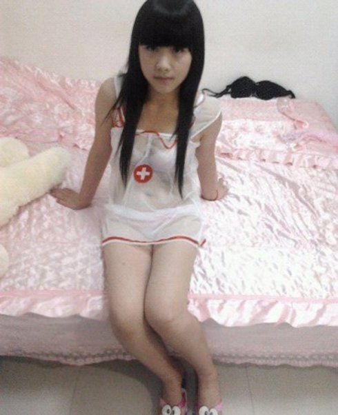 女生坐在男生大腿上：初中女生帮男生喂奶(点击浏览下一张趣图)