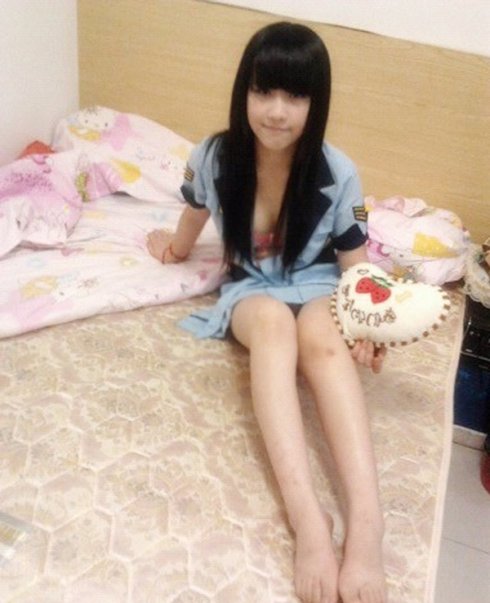 女生坐在男生大腿上：初中女生帮男生喂奶(3)(点击浏览下一张趣图)