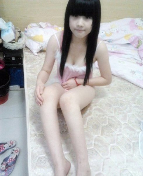 女生坐在男生大腿上：初中女生帮男生喂奶(5)(点击浏览下一张趣图)