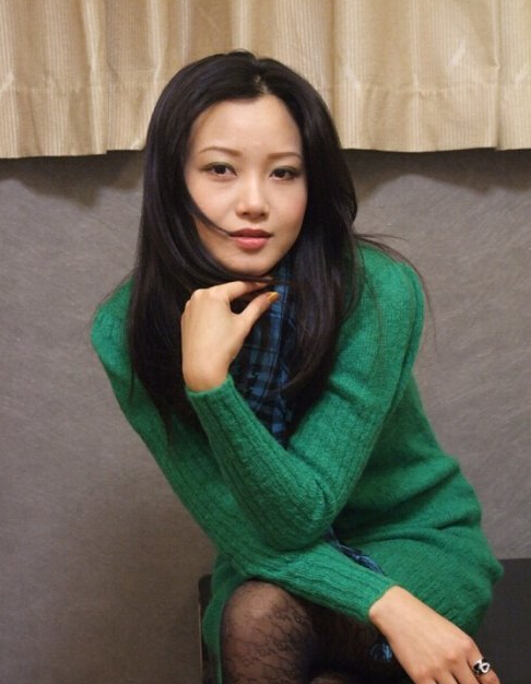 汤芳大露生殖器图片：全裸美女双腿张开30p(2)(点击浏览下一张趣图)