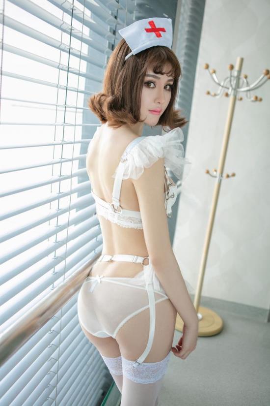 车上超短裙的妈妈：在车上妈妈不敢出声(点击浏览下一张趣图)