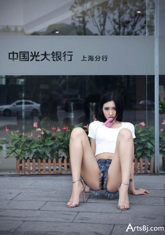 网红银行门口大尺度：网红在银行门口图片，网红银行门口大尺度6(5)(点击浏览下一张趣图)