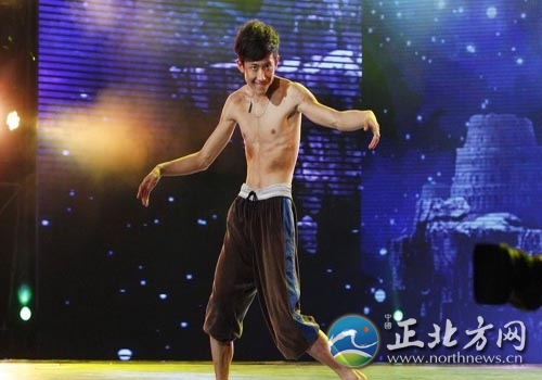张一山下面好大一包图片：张一山剧照硬了(4)(点击浏览下一张趣图)