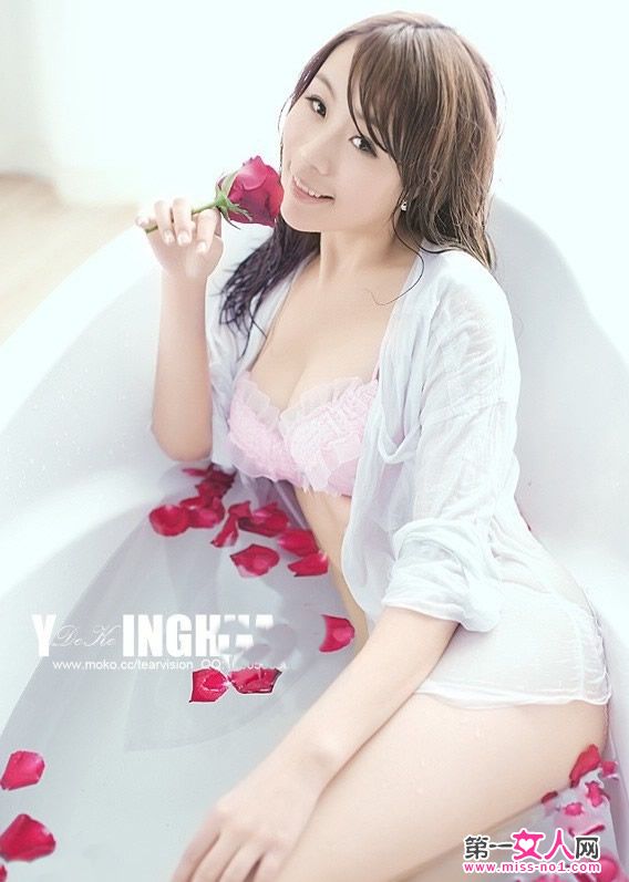 妈妈带我去女澡堂洗澡：妈妈帮我洗澡时图片(点击浏览下一张趣图)